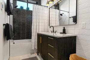 Ένα μπάνιο στο Shadow Peak A-frame by Oregon Coast Modern +58 φωτογραφίες