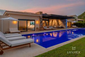 圣何塞德尔卡沃Stunning 11Bd Villa Fully Staffed, Indoor Tennis and More的黄昏时带游泳池的别墅