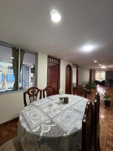 a dining room with a table with a white table cloth at Apartamento Amplio con balcones Duitama in Duitama