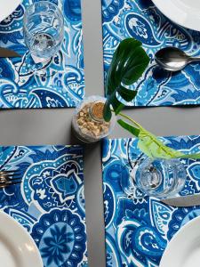 einen Tisch mit blauen und weißen Platten und eine Vase mit einer Pflanze in der Unterkunft Rooftop 1102 in Recife