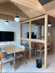 ein Esszimmer mit einem Holztisch und Stühlen in der Unterkunft Rooftop 1102 in Recife