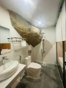 Nguyên NgoạiにあるThung lũng xanh Tràng Anのバスルーム(トイレ、洗面台付)、 +81枚の写真