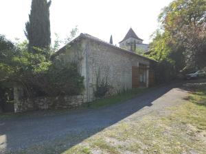 an old stone building with a car parked next to it at Maison de charme à Brantôme, animaux admis, parking inclus - FR-1-616-461 in Brantôme