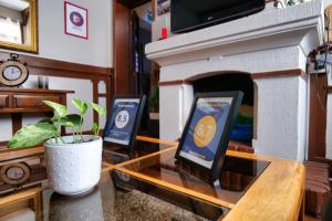 Uma TV ou centro de entretenimento em Hostal Boonen