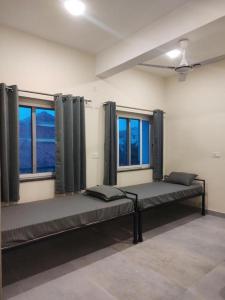 Rúm í herbergi á Satvik Stays