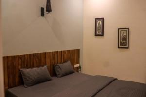 Rúm í herbergi á Satvik Stays
