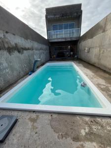una piscina sul retro di un edificio di família Dias a Peruíbe