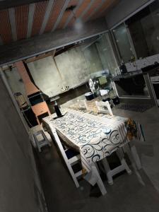 vista sul soffitto di una cucina con tavolo e sedie di família Dias a Peruíbe