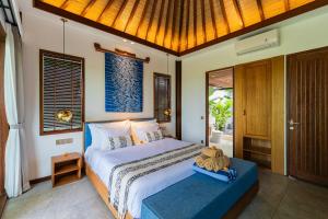 Voodi või voodid majutusasutuse The Calm Ubud - 1BR Romance Villa with Rice Field View toas