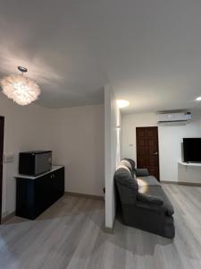 TV a/nebo společenská místnost v ubytování Hotel Nanon Sathorn