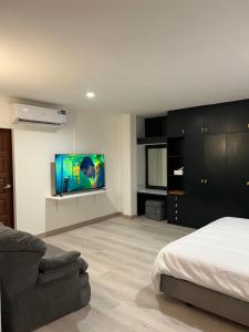 TV a/nebo společenská místnost v ubytování Hotel Nanon Sathorn