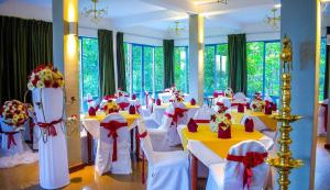 Restaurace v ubytování Nature Resort Layathraa + 37 fotografií