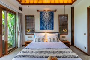 Voodi või voodid majutusasutuse The Calm Ubud - 1BR Romance Villa with Rice Field View toas