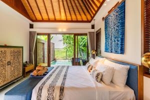 Postel nebo postele na pokoji v ubytování The Calm Ubud - 1BR Romance Villa with Rice Field View + 32 fotografií