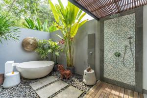 Vannituba majutusasutuses The Calm Ubud - 1BR Romance Villa with Rice Field View