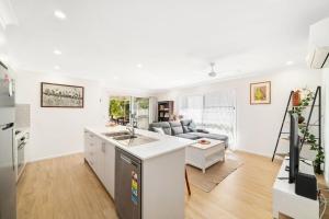 Modern in Margate with Pool的休息区