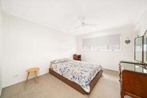 Modern in Margate with Pool客房内的一张或多张床位