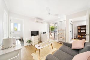 雷德克利夫Modern in Margate with Pool的带沙发和电视的客厅
