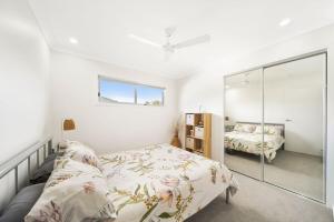 雷德克利夫Modern in Margate with Pool的带床和玻璃墙的卧室
