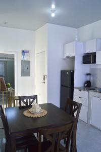 Una cocina y un comedor con mesa y sillas. en sophia by aby House, en San Miguel