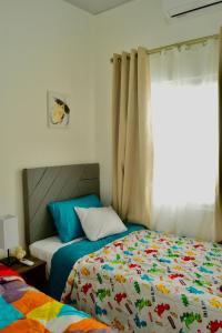 un dormitorio con una cama y una ventana en sophia by aby House, en San Miguel
