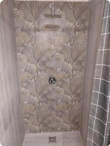 GqeberhaにあるRichmond Hill Guesthouse & Luxury Suitesのバスルーム(シャワー、壁付)