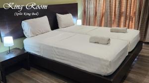 Postel nebo postele na pokoji v ubytování MAKATI Boutique Hotel near NAIA Airport Terminal 3 Edsa Pasay CBD