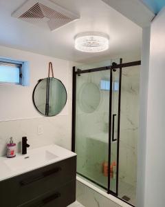 Phòng tắm tại 10 minutes to Montreal entire place 2 bedrooms private entrance