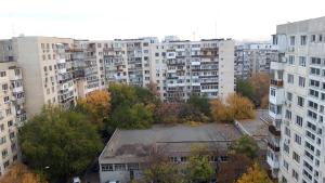 eine Luftaufnahme einer Stadt mit hohen Gebäuden in der Unterkunft Tineretului in Bukarest