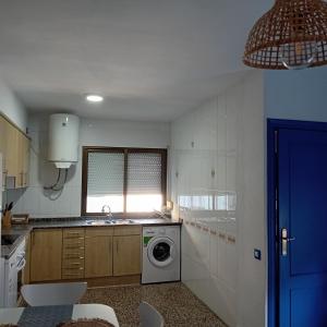 a kitchen with a washer and a washing machine at María PLAYA ARENA NG in Peniscola