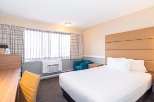 Postel nebo postele na pokoji v ubytování Sandman Hotel Cranbrook + 26 fotografií