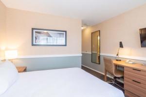 Katil atau katil-katil dalam bilik di Sandman Hotel Cranbrook