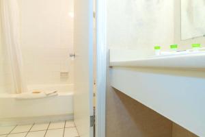 Bilik mandi di Sandman Hotel Cranbrook