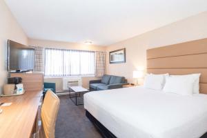 Katil atau katil-katil dalam bilik di Sandman Hotel Cranbrook