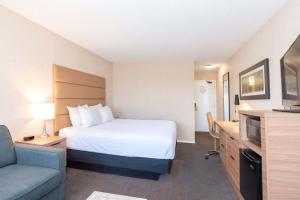 Katil atau katil-katil dalam bilik di Sandman Hotel Cranbrook