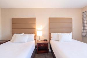 Katil atau katil-katil dalam bilik di Sandman Hotel Cranbrook