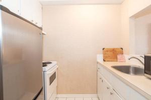Dapur atau dapur kecil di Sandman Hotel Cranbrook