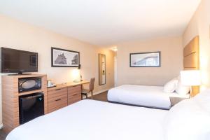 Katil atau katil-katil dalam bilik di Sandman Hotel Cranbrook