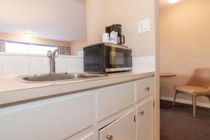 Dapur atau dapur kecil di Sandman Hotel Cranbrook