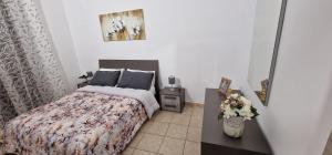 sypialnia z łóżkiem i wazonem z kwiatami w obiekcie Dimora Saracena w mieście Adrano