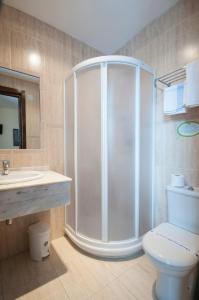 Koupelna v ubytování Hostal Ayestaran II + 37 fotografií