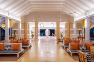 eine Lobby eines Resorts mit Stühlen und Tischen in der Unterkunft Sunshine Garden Resort in Pattaya North