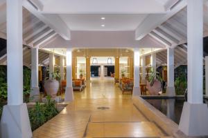 einen Flur der Lobby eines Hotels in der Unterkunft Sunshine Garden Resort in Pattaya North + 123 Fotos