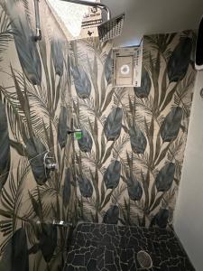 Nillara Kotagiri by Tropic Oasis Hotels في كوتاغيري: حمام مع دش وورق جدران متسخ +21 صورة