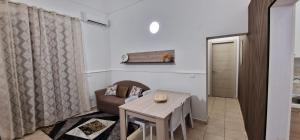 salon z kanapą i stołem w obiekcie Dimora Saracena w mieście Adrano