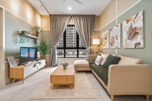 Posezení v ubytování 4BR Matcha-Inspired Home at Meta Residence by RumaBnB