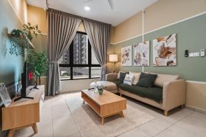 Posezení v ubytování 4BR Matcha-Inspired Home at Meta Residence by RumaBnB