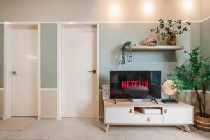 TV a/nebo společenská místnost v ubytování 4BR Matcha-Inspired Home at Meta Residence by RumaBnB