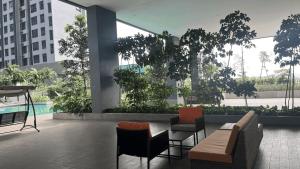Balkón nebo terasa v ubytování 4BR Matcha-Inspired Home at Meta Residence by RumaBnB