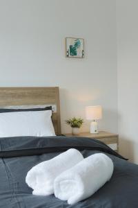 Ένα ή περισσότερα κρεβάτια σε δωμάτιο στο Homelike Townhouse